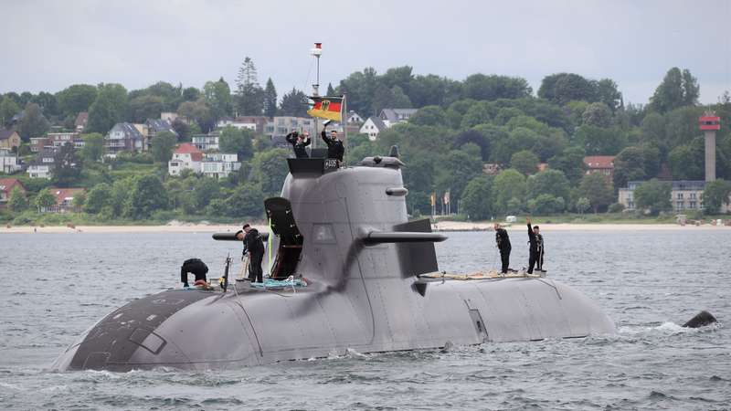 Bw_Einsatz's tweet photo. Bei #EUNAVFOR Med #Irini hat heute das U-Boot U35 der #BundeswehrimEinsatz den Einsatzgruppenversorger „Berlin“ abgelöst. Damit ist erstmals ein deutsches U-Boot an dem Einsatz beteiligt. U35 wird hauptsächlich für die Seeraumüberwachung zuständig sein. https://t.co/fE06Wrn2no