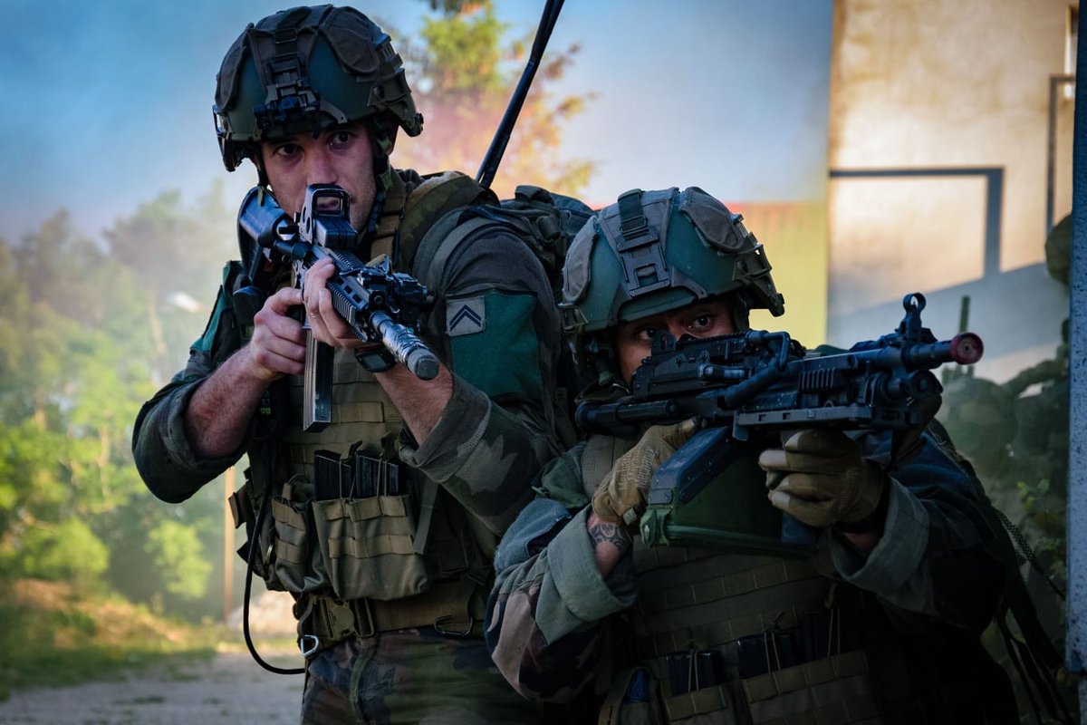 armeedeTerre's tweet image. Élisez 🗳 votre #PhotoDeLaSemaine dans le sondage

1️⃣ #RéservistesOps parcours d'obstacles avec le #3RAMa
2️⃣ #PrépaOps qualification au mortier de 81 au @7e_bca
3️⃣ #TradisMilis nouba avec @les_turcos avec Messaoud VI
4️⃣ #HauteIntensité le @152eRI pendant l'exercice Carspach

⬇