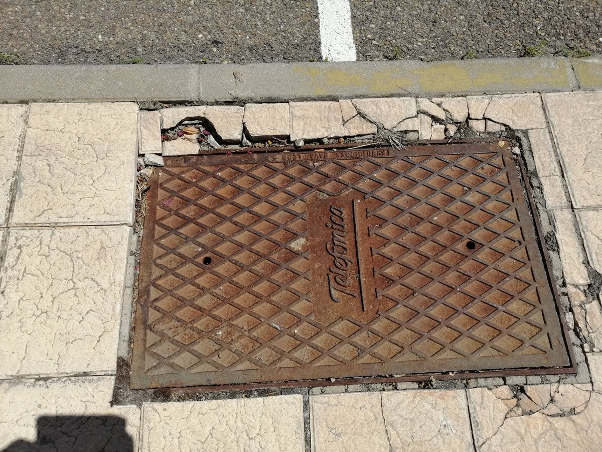 maestrapiruleta's tweet photo. @luciano_huerga @aytobenavente en menos de 10 metros, tres alcantarillas en mal estado que son un peligro. No abandones los barrios por favor. https://t.co/59dsCOVDsg