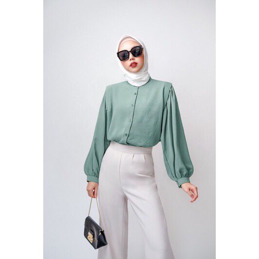 iniygkamucari's tweet photo. 5. Giogio top (corliss cloth)
Cuttingannya bikin kamu auto slim, banyak pilihan warna yang cakep-cakep🥰 Ld 125cm.
💰167.000-187.000
https://t.co/t0liOs40ed
#kemejaoversize #slimlook #kemejakerja #shopeehaul #racunshopee #racuntiktok #lfl #fff https://t.co/SgmVtjuRKn