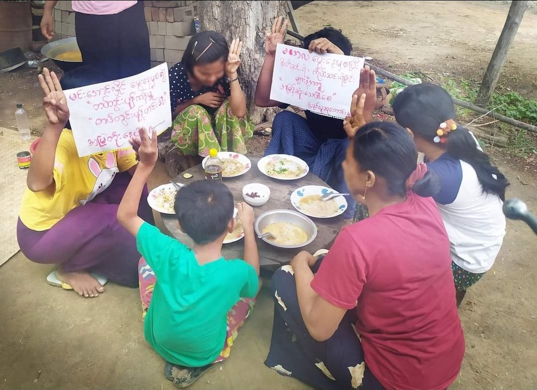 KYITHAR95368969's tweet photo. Residents in #YeU Tsp,#Sagaing  held #Mohinga Strike to mark the Happy Death Birthday of #MurdererMinAungHlaing on July3.

#July3RevileStrike #WhatsHappeningInMyanmar https://t.co/mQmyuKHuFU