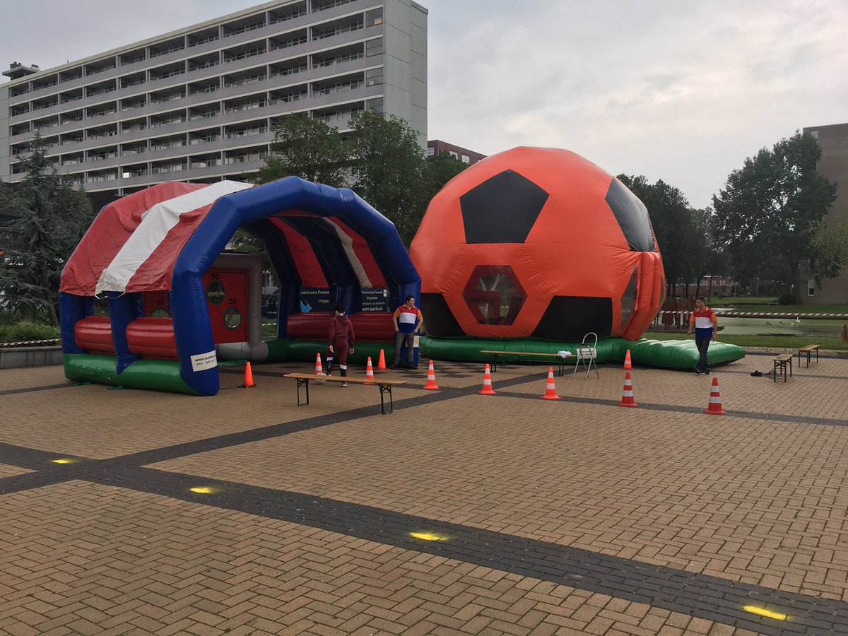 elizeamons's tweet photo. Altijd Welkom op Plein ‘53 in Pendrecht! Levend voetbalspel, doel schieten en een mega bal-springkussen!! Komen jullie ook? https://t.co/WVxNqnPsi8
