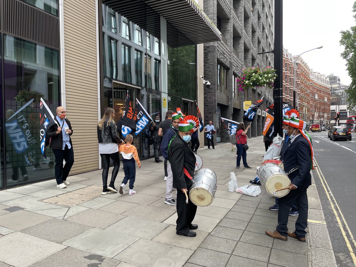 GMBPoliticsLDN's tweet photo. Outside Department of Health this morning with ⁦@GMBLondonRegion⁩ #NHSPay15 https://t.co/Pq1RuqD64m