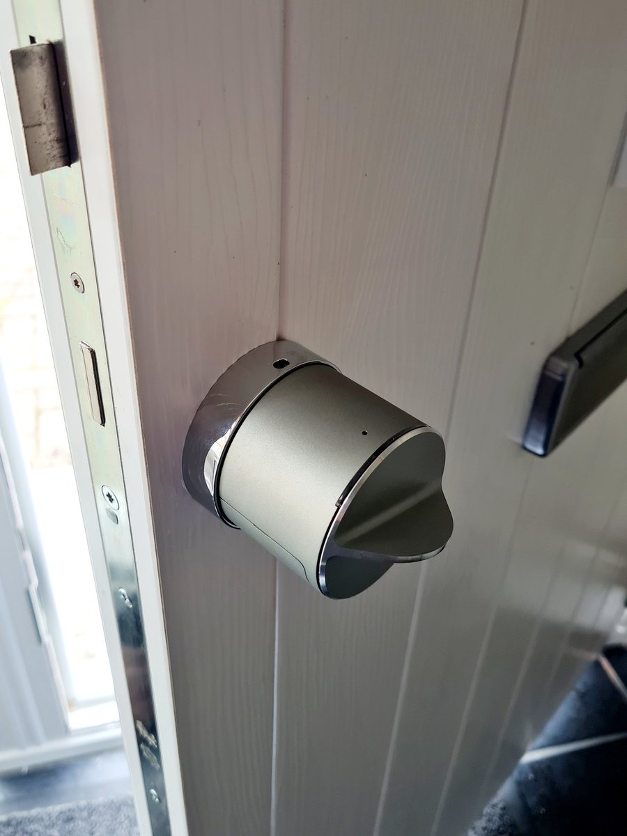 Smart looking smart lock installed for customer yesterday. Controlled via mobile app with a super secure Brisant Ultion cylinder. <a href="/UltionLock/">Ultion</a>  #smartlock #smarthome
