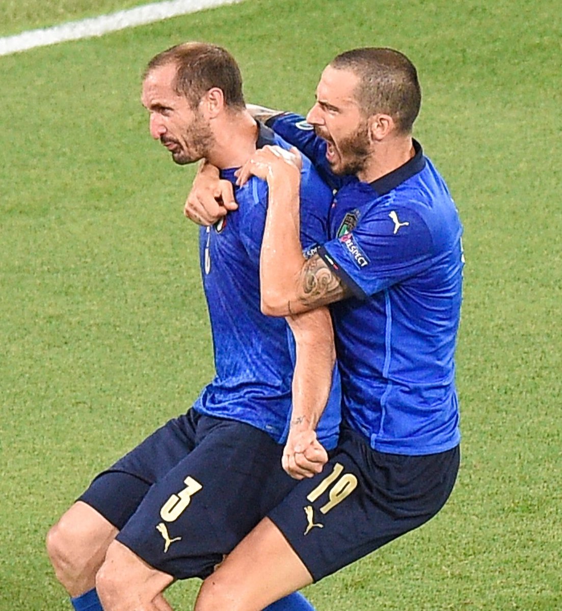 LMDFoot_'s tweet photo. Mourinho : "Bonucci et Chiellini pourraient aller à Harvard donner des cours de défense. Bonucci et Chiellini, c'est aussi beau à voir que des talents créatifs. C'est une paire de centraux extraordinaires". 💪🇮🇹 https://t.co/JuydM5OmXQ