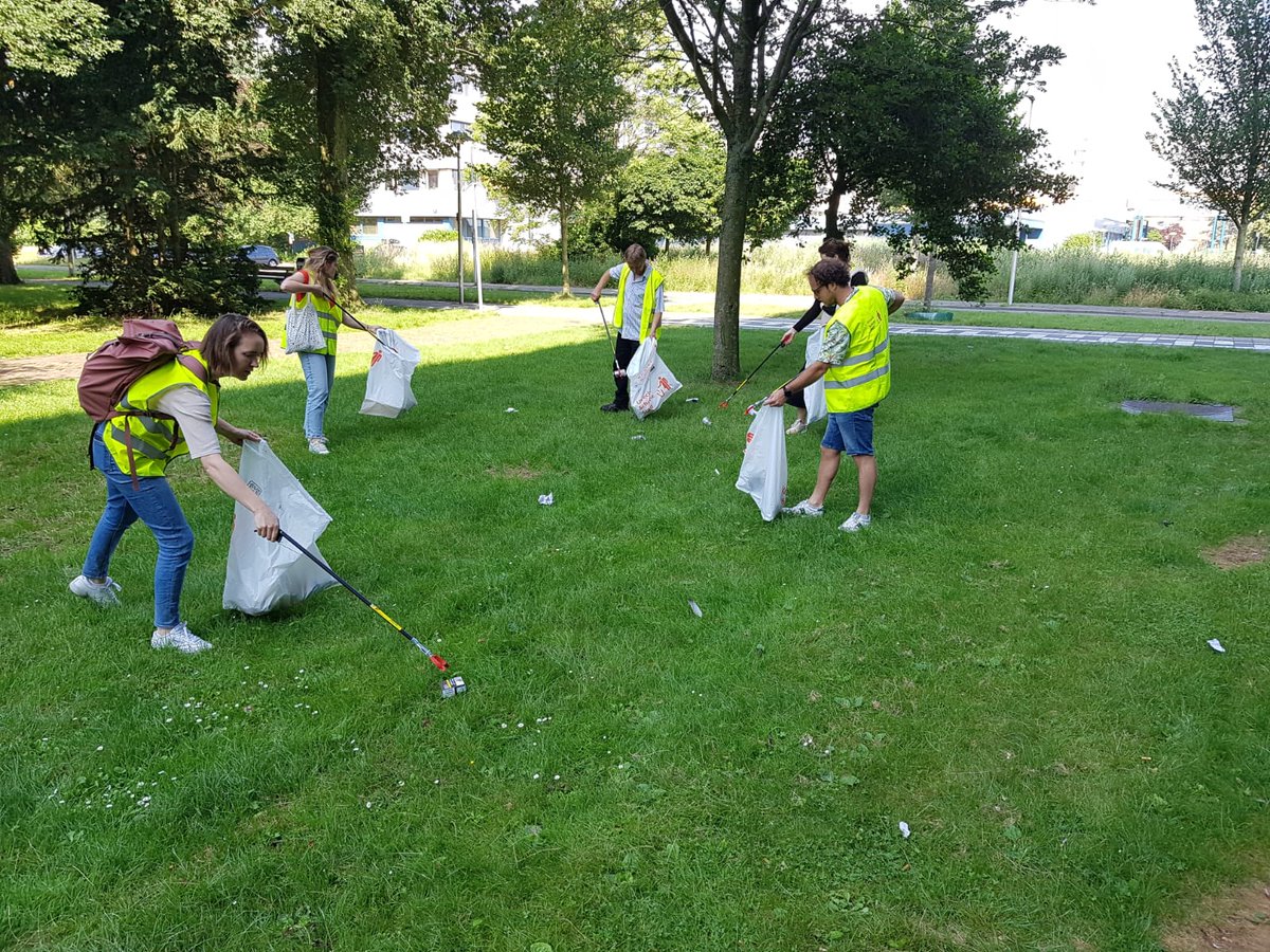 WBOVervecht's tweet photo. Vanochtend was in #Overvecht de aftrap van de zomerse opruimactie van de Stichting LON en de @GemeenteUtrecht. Wijkwethouder @kdiepeveen hielp ook een handje mee👍! #utrechtschonestad #samenvoorovervecht https://t.co/cAYr1UHkuo