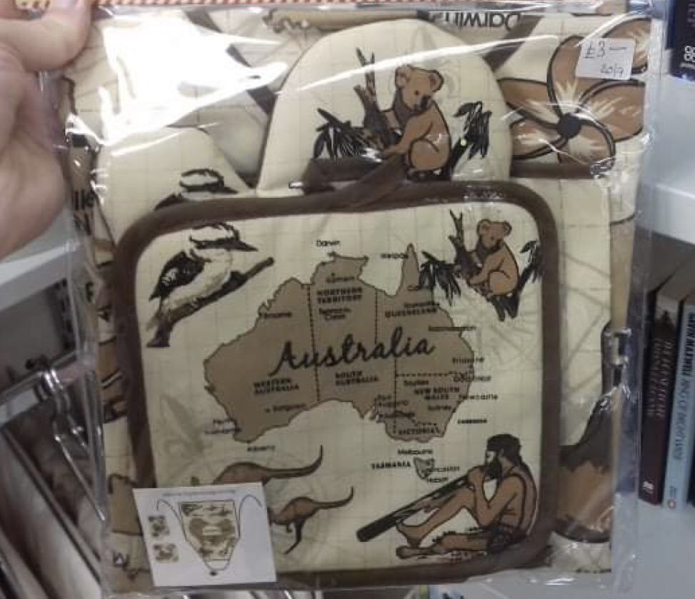 FileyMindShop's tweet photo. Boom Up Australia Kitchenware Set.
Includes:
*Apron
*Pot Holder 
*Kitchen Mitten
In original sealed plastic wrapping.
Ideal gift idea, either as an individual gift or as part of a gift hamper.
Currently located on the shelves to the rear of the shop.
£3 https://t.co/ps4sWgJzII