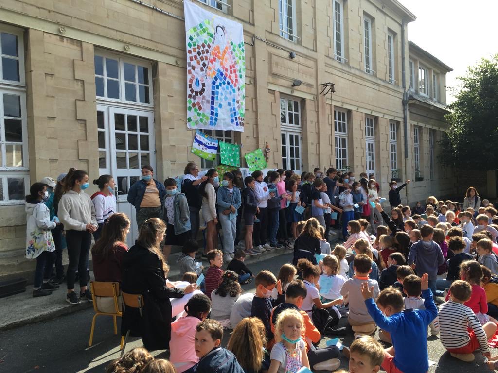 CaenEcole's tweet photo. Cette dernière semaine, entre la célébration de fin d’année, les dernières sorties scolaires et le troisième jour d’écriture du projet d’établissement, l’école a encore vécu intensément, juste avant des vacances bien méritées !!! Bel été à tous et reposez-vous ! https://t.co/NZws8prPrJ
