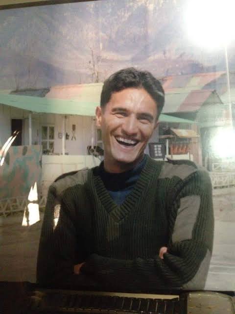 love_for_nation's tweet photo. He was born on 3rd July 1983 in Haryana to Shri Naresh Kumar Sharma and Smt Indu Sharma.
Remembering
Captain Deepak Sharma
Kirti Chakra (P)
42 RR/SIGNALS
on his 38th Birth Anniversary.
Capt Deepak immortalised himself while fighting against terrorists at Pulwama in 2010.
🇮🇳💐🙏🏽 https://t.co/AIgu6KX0ih