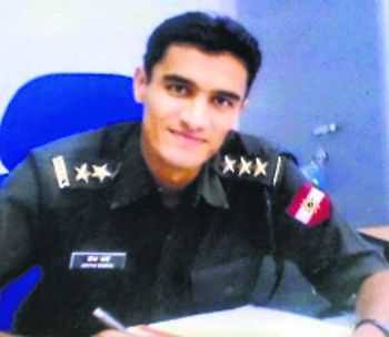 love_for_nation's tweet photo. He was born on 3rd July 1983 in Haryana to Shri Naresh Kumar Sharma and Smt Indu Sharma.
Remembering
Captain Deepak Sharma
Kirti Chakra (P)
42 RR/SIGNALS
on his 38th Birth Anniversary.
Capt Deepak immortalised himself while fighting against terrorists at Pulwama in 2010.
🇮🇳💐🙏🏽 https://t.co/AIgu6KX0ih
