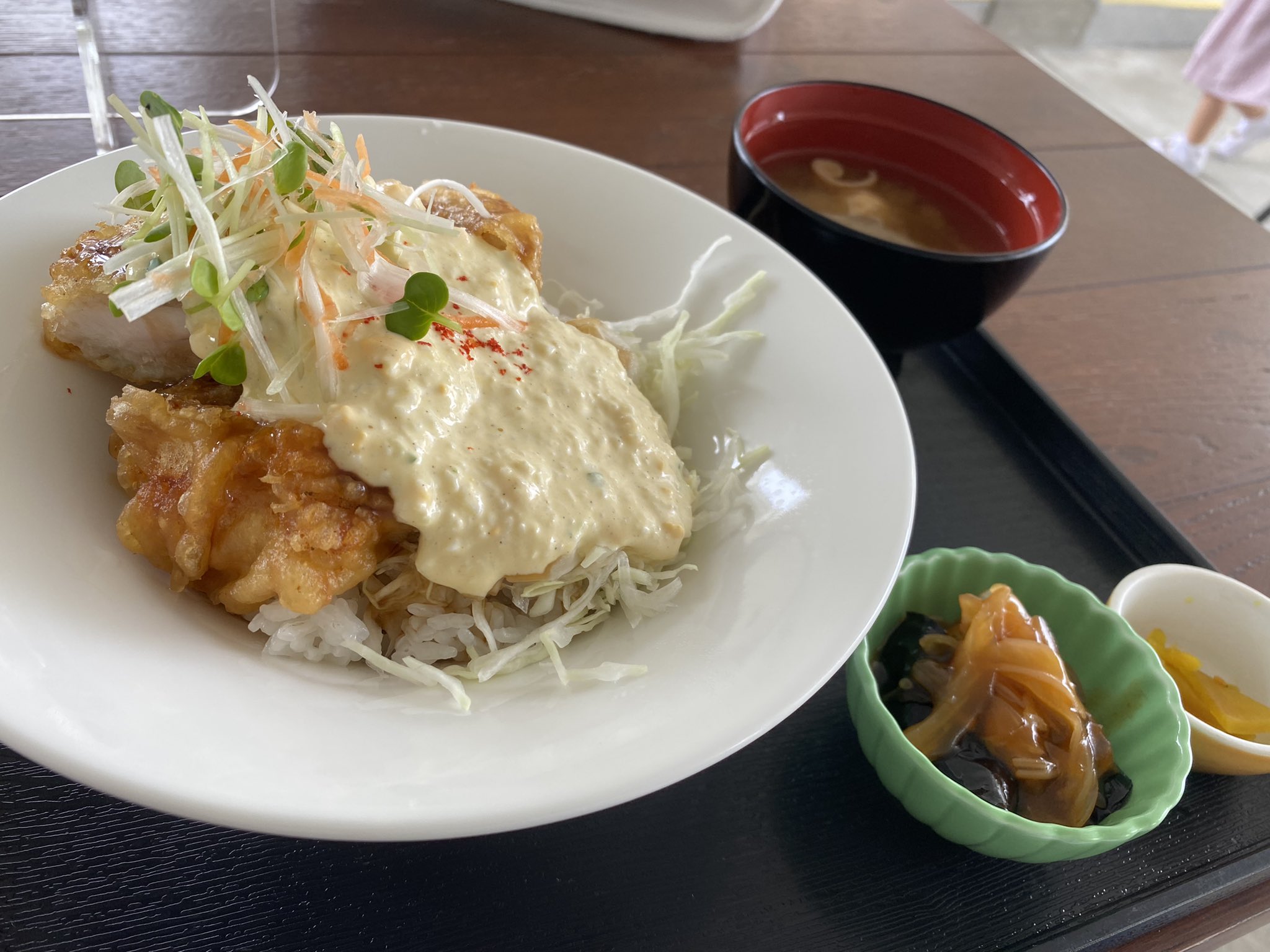 ゆあら 小学校でランチしてきたー 私は外で食べたけど教室でも食べれるよ 結構メニューもあったし安い なんとビール も飲めるww 若宮食堂 ワクリエ新居浜 T Co Gybemhxx6u Twitter