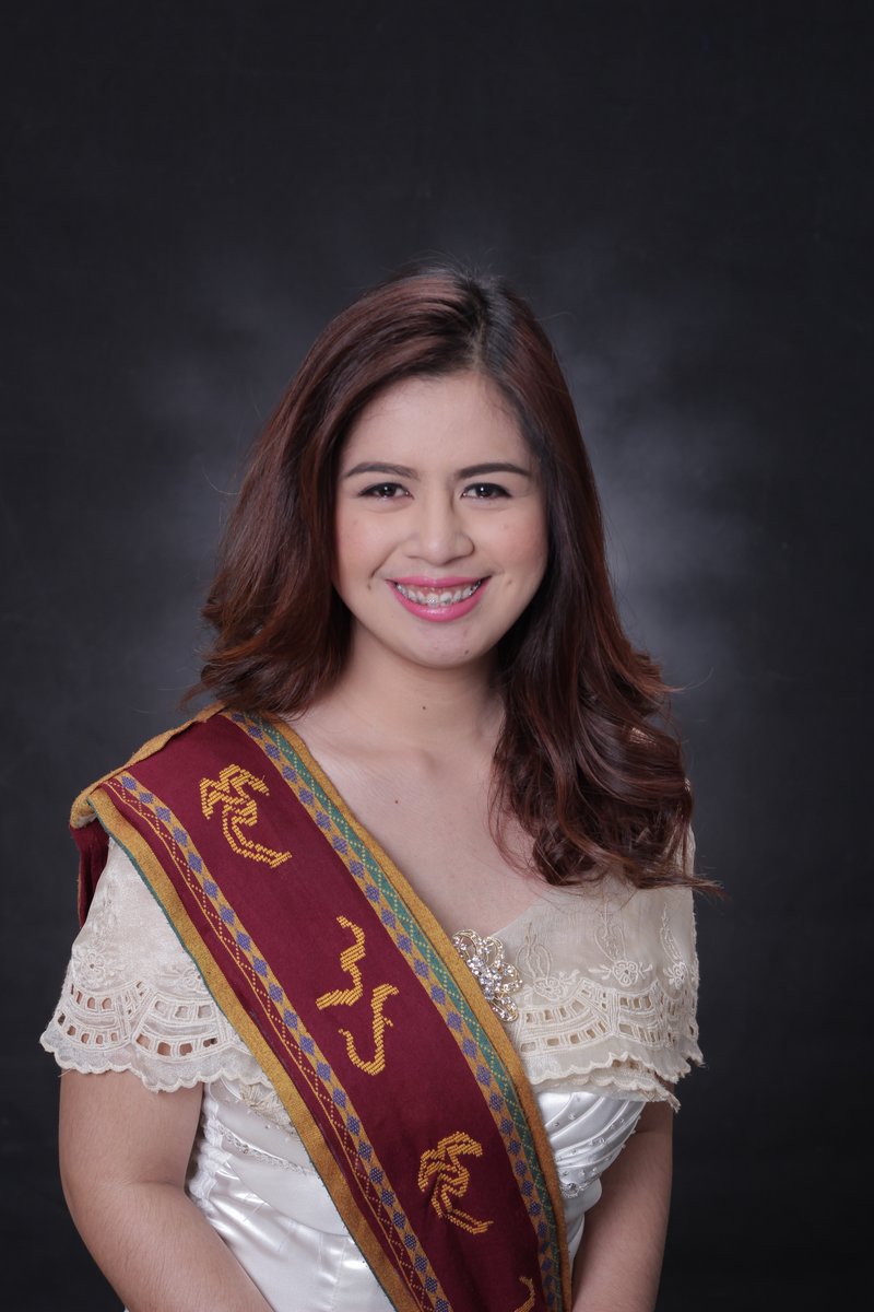 beeyotchWP's tweet photo. i don't have anything so here take my college grad pics 🥲 #beechuals https://t.co/466duuQl0O