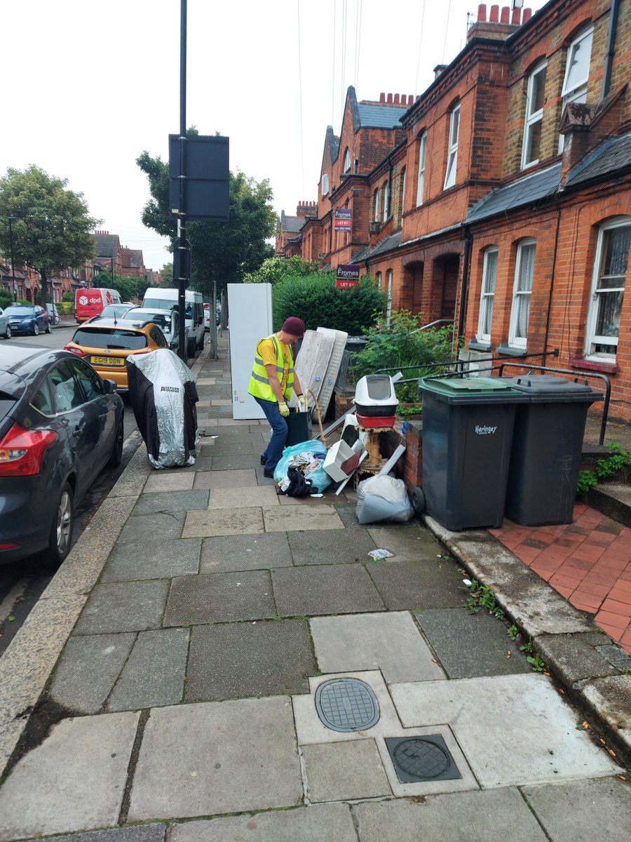 NPBigLocal's tweet image. If you are out on Gladstone Av today, you might have spotted a lot of action. We're running an anti-fly tipping pilot. We've contracted @VeoliaUK to clear bulky items and we'll be around until 1pm if you want to say hello!