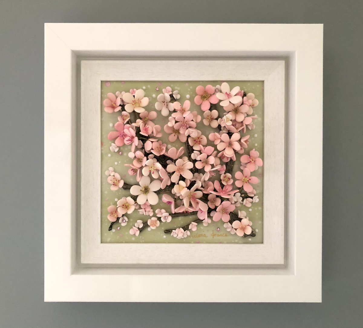 VFrance_Artist's tweet photo. So lovely to pop into Wingates Gallery this morning to deliver the first stunning pieces from my ‘Branch Blossoms’ collection. 💙 
All details can be found on the gallery website. #branchblossoms #exhibition #uniquestyle #mixedmedia #independentartist 
#sculpture #lovemyjob💙 https://t.co/KbuSnuXEj6