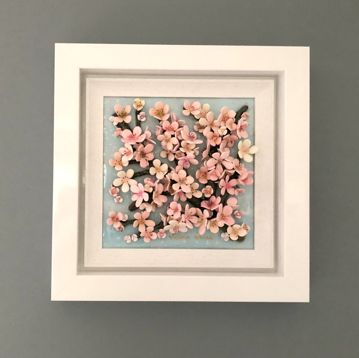 VFrance_Artist's tweet photo. So lovely to pop into Wingates Gallery this morning to deliver the first stunning pieces from my ‘Branch Blossoms’ collection. 💙 
All details can be found on the gallery website. #branchblossoms #exhibition #uniquestyle #mixedmedia #independentartist 
#sculpture #lovemyjob💙 https://t.co/KbuSnuXEj6