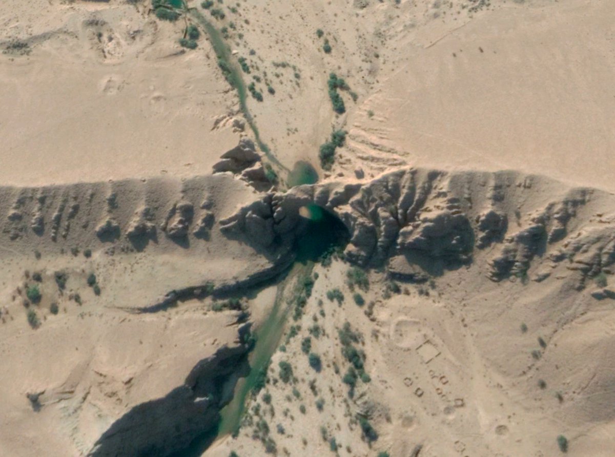 JudithGeology's tweet photo. This spectacular #naturalarch in central #Pakistan isn't on any top tourist destination lists, but maybe it should be. 🤩
Can you find it in #GoogleEarth? You didn't have anything else to do this weekend, right?
#rockarch #naturalbridge https://t.co/Ki0t476m3g