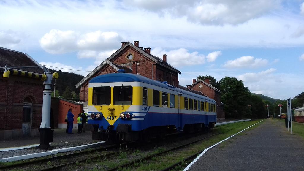 LCapillaires's tweet photo. Treignes #Belgique le train pour Mariembourg. L'immense BV est vendu et va être reconverti en logements sociaux #CFV3V https://t.co/mtPfP24XO7