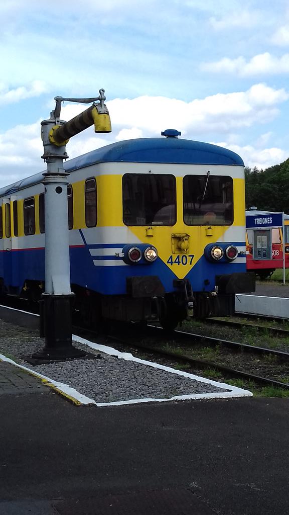 LCapillaires's tweet photo. Treignes #Belgique le train pour Mariembourg. L'immense BV est vendu et va être reconverti en logements sociaux #CFV3V https://t.co/mtPfP24XO7