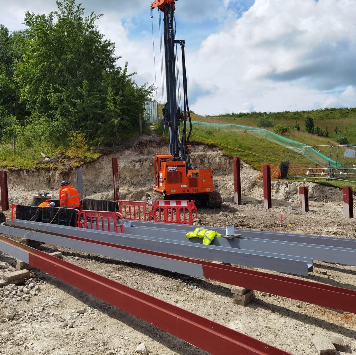 AGDEquipment's tweet photo. We’re on hire to #ESS in Didcot installing a #KingPost wall. Firstly one of our #Soiltek S80 compact #CFA piling rigs drills the holes and then one of our equally compact #Marchetti Sherpina 25 tons #TelescopicCrawlerCranes drops the H beams in. #JobDone #TeamOrange #OneStopShop https://t.co/lE4ehH5yka