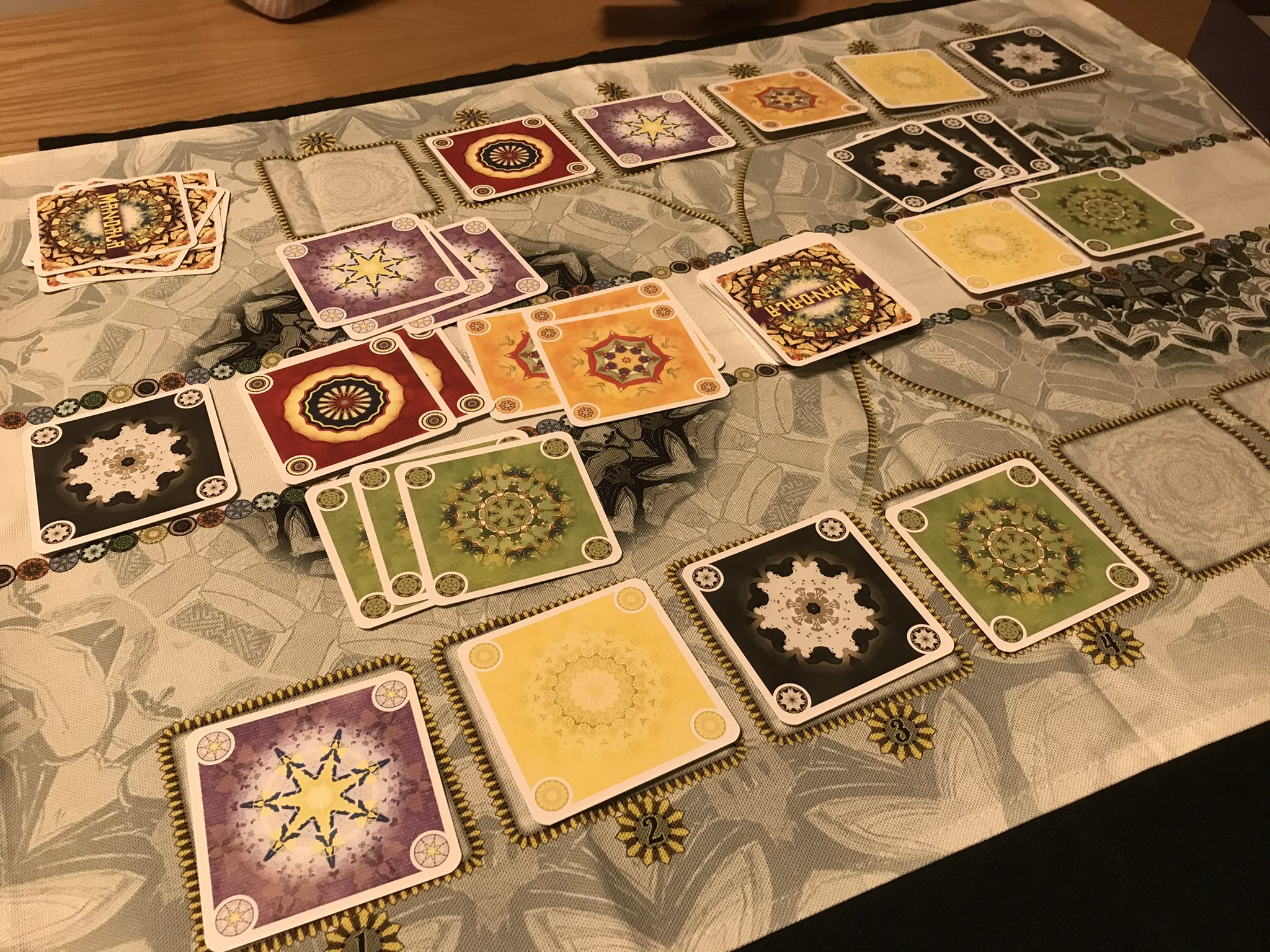 تويتر Green ボードゲーム على تويتر 基本ルール カードをマンダラに置く際の最重要ルールとして それぞれの色カードは自分の場 相手の場 山のいずれか一ヶ所にしか置けない というものがある カードは山か自分の場にしか置けないので 画像のように