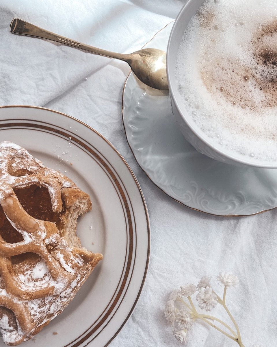 What's the best advice you received over coffee?

 📷 @basssement

#Coffee #Espresso #lattecoffee #Coffeelife #SignatureCoffee #coffeelove #Caffeine #CoffeeCaffeine #Coffeelovers #Coffeetime #Coffeeadicts #Morningcoffee #coffeeshopowner