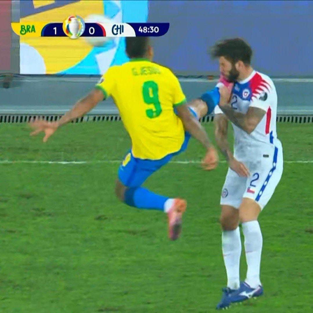 Footballogue's tweet photo. [#CopaAmerica2021🏆] La faute de Gabriel Jesus qui lui a fallu un carton rouge 😨🟥 https://t.co/Qkz8Fd9y7C