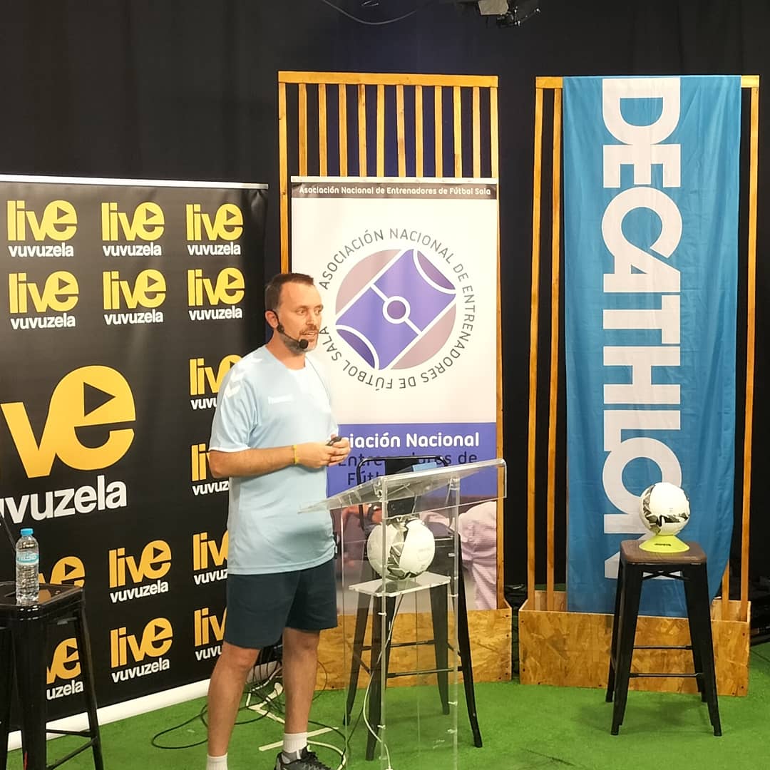 sorgorojo's tweet photo. Trabajazo el que nos presenta @treblasab con ejercicios, pautas y condicionantes para el pívot. Imprescindible para entender cómo trabajarlo en finalización. #Congresoanefs #entrenadores #futsal #Fùtbolsala @Anefs https://t.co/MQXNWqqYwz
