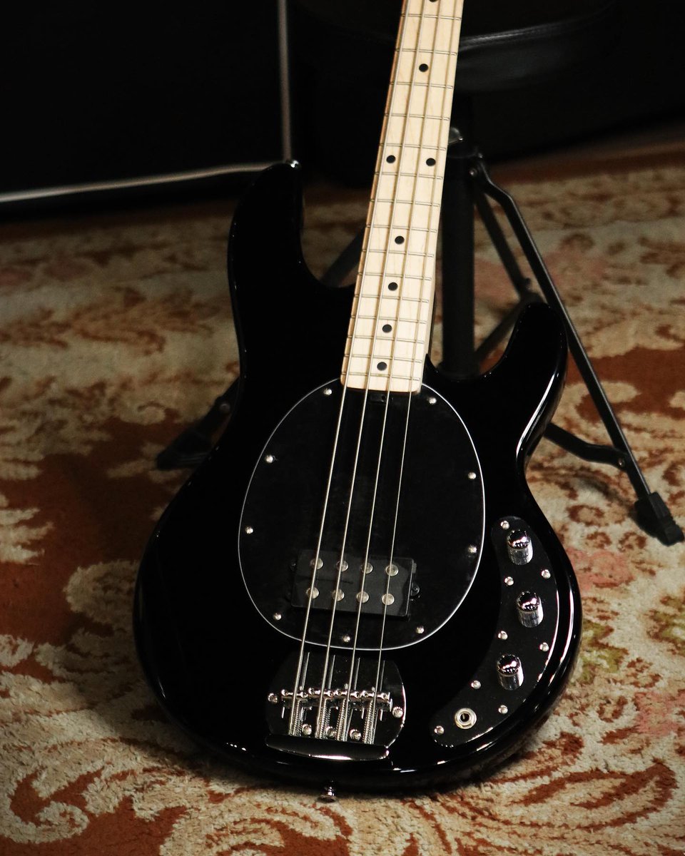 musicdistrib's tweet image. Este maravilloso bajo 🎸de @SterlingbyMM  os espera en el showroom de @Stringsfield 

Todo un Sting Ray 4 en acabado Black. Un instrumento atemporal y con una Humbucker que junto al circuito activo le otorga gran presencia sonora