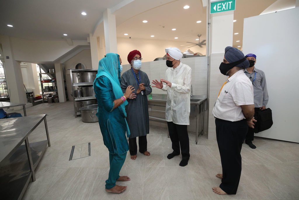Kauveri Khullaar (@kaverikhullar) on Twitter photo I have to admit, this made me tear up a bit. So much respect for PM <a href="/leehsienloong/">leehsienloong</a> who didn’t just rock up at the Silat Road Gurudwara, but wore a turban and said such a heartfelt Sat Sri Akaal, to inaugurate it. youtu.be/oFfW84i2Irk I have to admit, this made me tear up a bit. So much respect for PM <a href="/leehsienloong/">leehsienloong</a> who didn’t just rock up at the Silat Road Gurudwara, but wore a turban and said such a heartfelt Sat Sri Akaal, to inaugurate it. youtu.be/oFfW84i2Irk