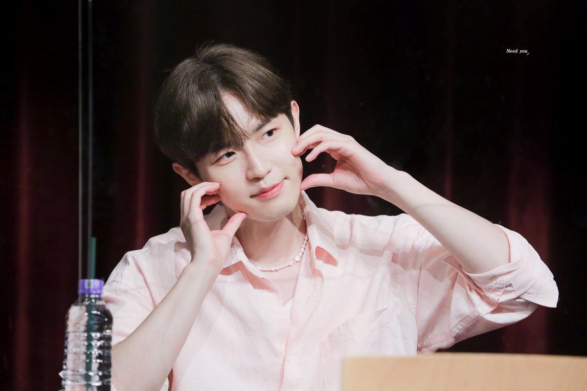 요즘 일이 넘 많아서 응원 멘트 부탁했는데, 재환이 생각하면서 일 열심히 하라구 아니 열심히 말고 대충 하라구🤣😍😇 #김재환 #KIMJAEHWAN