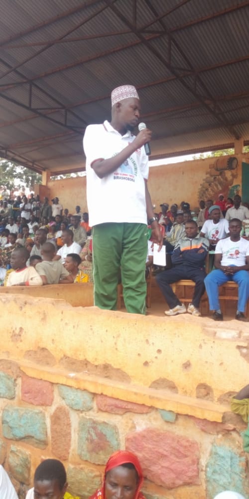 ItekaBurundi's tweet photo. 1/2.#CommuneTangara:Abagumyabanga isinzi bahejeje urugendo baciye bahurira kukibuga c'umupira ca komine kugira barekwe inzego nshasha kuva kumitumba kugeza muri komine nokwuumva ijambo nyamukuru ryashikirijwe n'Umunyamabanga muri komine #Venant.@CnddFdd ,@R_Ndikuriyo,#Burundi https://t.co/uBwGML93Qg
