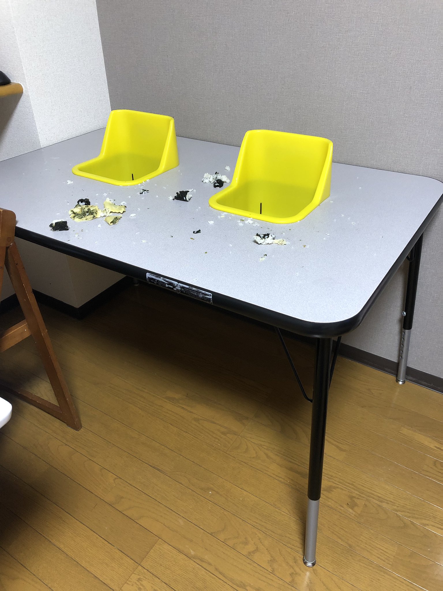 しーのーず 4歳と双子2歳 双子の離乳食テーブル この机にして良かったと思う瞬間 防御率が高すぎて床 椅子に食べ物が落ちていない 机の上ささっと拭くだけ かがんだり机の下もぐる必要も 椅子周りや椅子の足拭く必要も無い