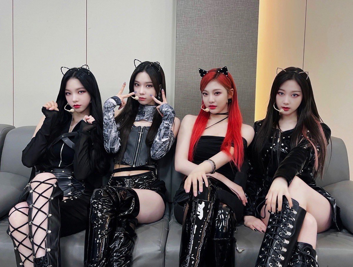 hello MYs~ wdyt about our catwomen concept? i like it because it's a new concept for us. 😼😼 also it was such an honor to be able to stand on stage with such wonderful seniors, and the stage was so much fun! 💥