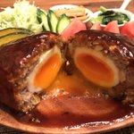 とろとろの黄身に気分も上がりそう!半熟卵が入ったハンバーグの作り方!