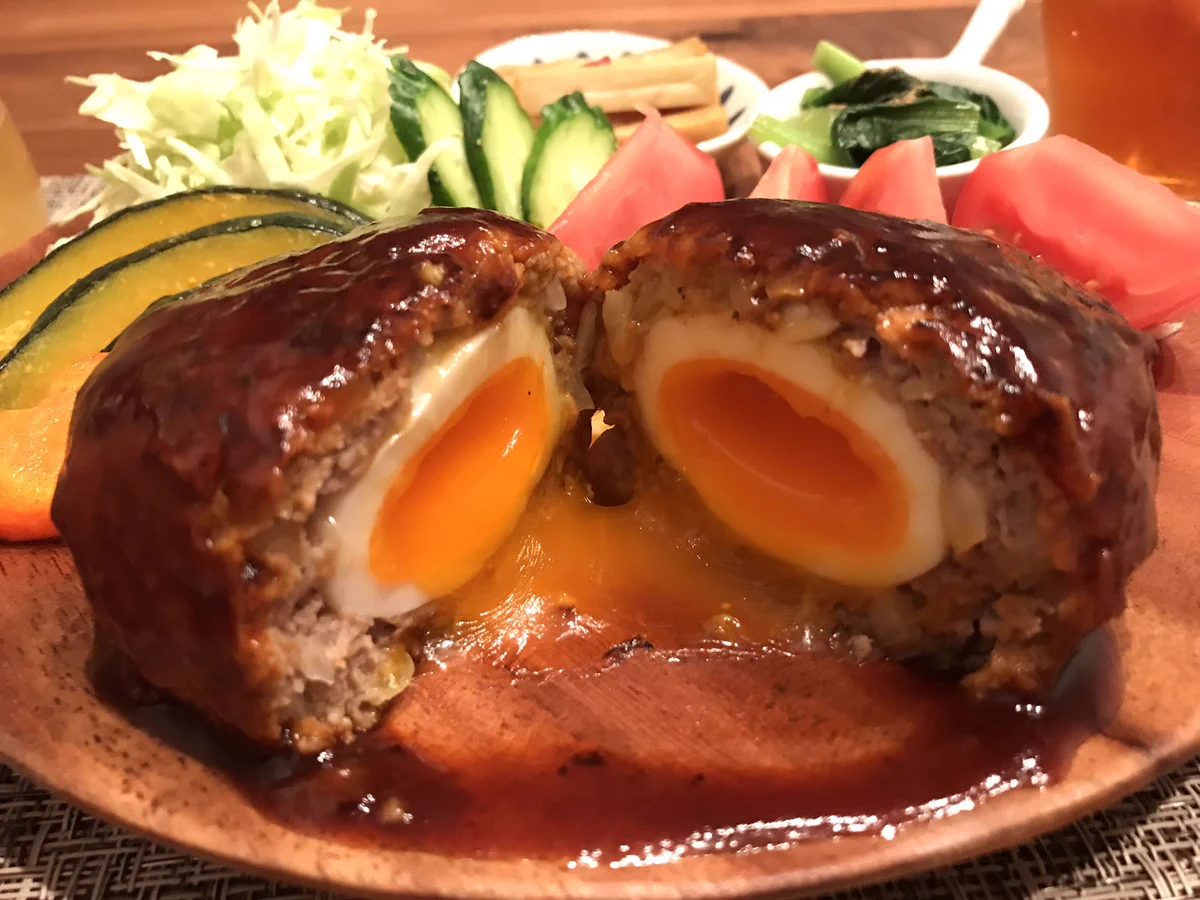 とろとろの黄身に気分も上がりそう！半熟卵が入ったハンバーグの作り方！