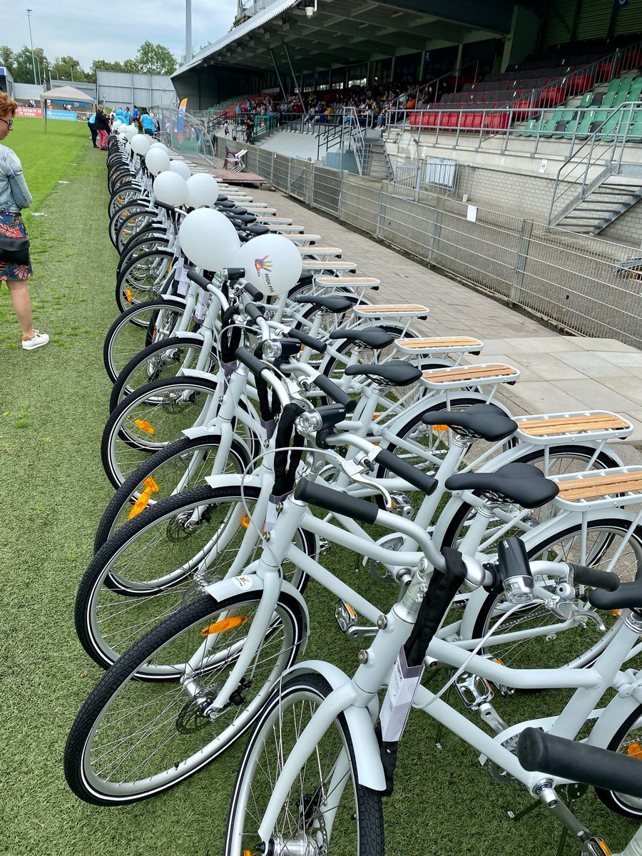 WouterKolff's tweet photo. Wat een mooie actie! Vandaag krijgen 170 Dordtse kinderen uit minder bedeelde gezinnen een prachtige fiets, dankzij de @hi5foundation en hun sponsoren. Samen met kinderburgemeester @LcsVanDijk reikte ik de eerste twee fietsen uit. Heel veel plezier allemaal! https://t.co/HAljyKTXZo