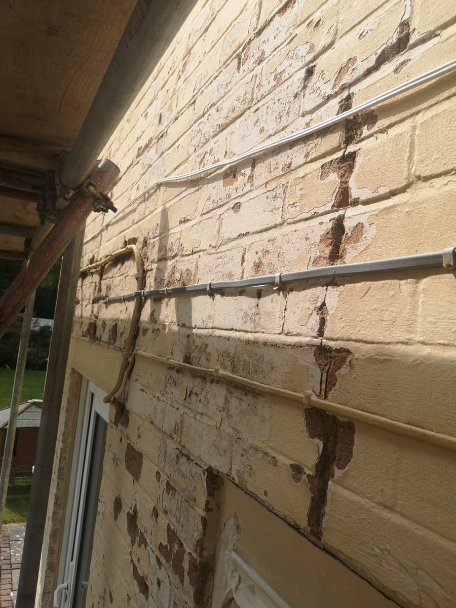Texacote's tweet photo. This property in Salisbury went form having damp issues with flaking paint to a fully breathable Coating System using Wethertex MP44 in Butter Cream with a Black trim paint to finish it off.
I think the results speak for themselves.
https://t.co/ZmTAy4xX2d
#texacote #wethertex https://t.co/XwJILVFsUt