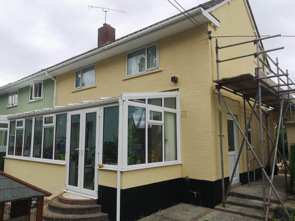 Texacote's tweet photo. This property in Salisbury went form having damp issues with flaking paint to a fully breathable Coating System using Wethertex MP44 in Butter Cream with a Black trim paint to finish it off.
I think the results speak for themselves.
https://t.co/ZmTAy4xX2d
#texacote #wethertex https://t.co/XwJILVFsUt