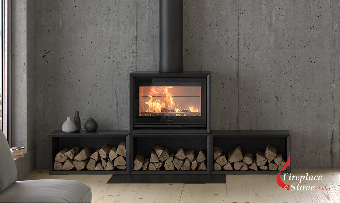 How nice is this ? 😍😍
The low Contura 330G enables you to place your fireplace at floor level, either freestanding or inside an existing masonry chimney (the stove in the illustration has a fire-rated constructional hearth).