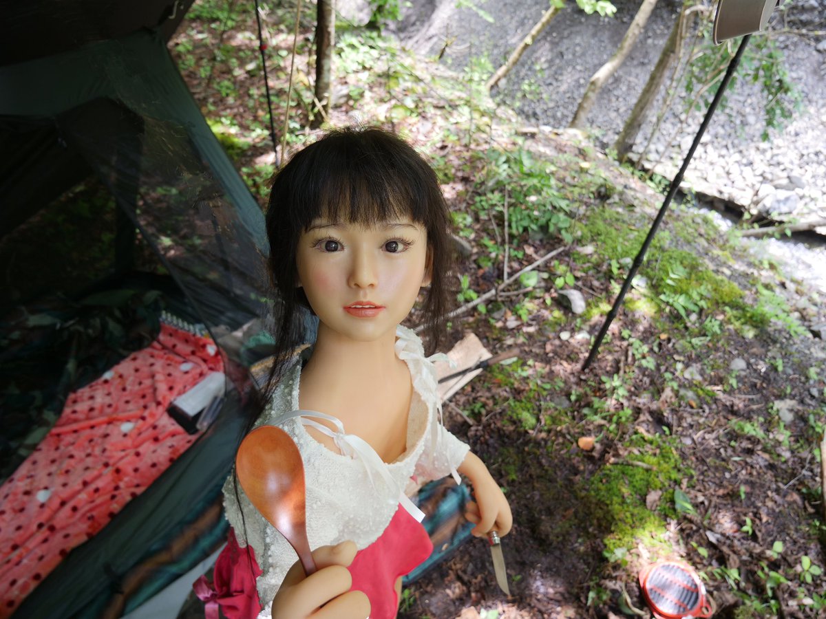 tami_kuni's tweet photo. 雨キャンプでパンツまで濡れちゃったから焚き火で乾かすtamiちゃん
外撮影はいろいろとハードだなぁ（*´Д`*）'`ｧ,､ｧ https://t.co/Rt4NfQrG3N