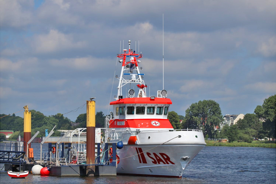 Seenotretter's tweet photo. #Seenotretter-Endspurt: #Seenotrettungskreuzer SK 42, die künftige NIS RANDERS für den #Darß, heute in bestem Wochenend-Sommerlicht ☀️ an der Ausrüstungspier der #Fassmer-Werft 🛠️ in #Berne/#Weser. Auf Schiffbauer und #DGzRS-Crew wartet noch viel Arbeit. 📸 Stephan Mühr https://t.co/dvCVLmba3y