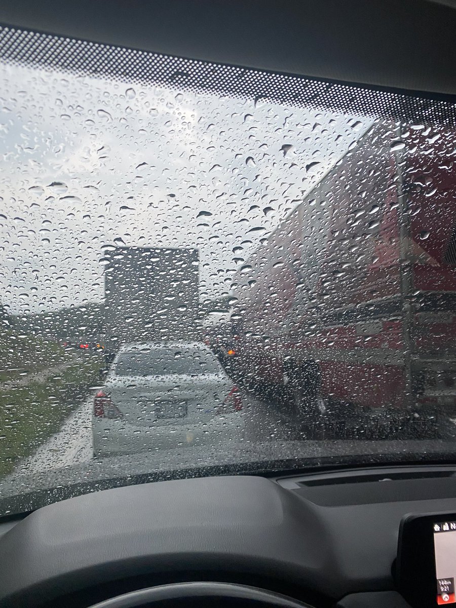 EnocFdz's tweet photo. Increíble llevar 12 hras atascado en la carretera por qué manifestantes la bloquearon y las autoridades no hacen su trabajo, todos dormimos en nuestros autos @CuitlahuacGJ @GN_MEXICO_ @GN_Carreteras @CAPUFE @lopezobrador_ #Coatzacoalcos #NuevaTeapa #Villahermosa @lopezdoriga https://t.co/JGqXrnkP1Z