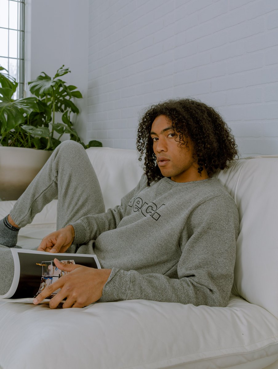 Featuring our iconic logo, our crewneck fleece brings super-soft comfort to a style you can't go wrong with.

#benchcanada #lovemyhood #comfy #crew #jogger