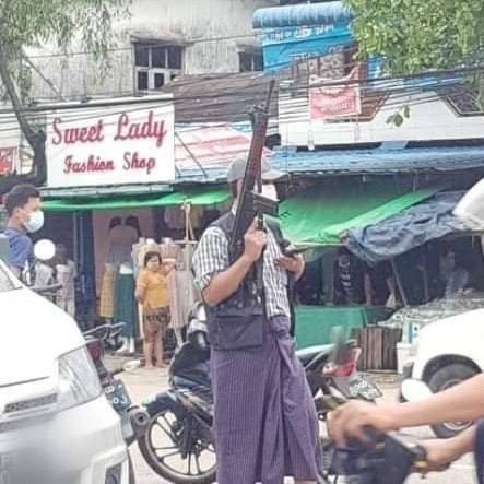 A young man was brutally beaten &amp; taken by Junta terrorists dressed in civilian clothes in #Yangon. His abduction has yet to be determined.
#July3RevileStrike
#MurdererMinAungHlaing
#WhatsHappeningInMyanmar