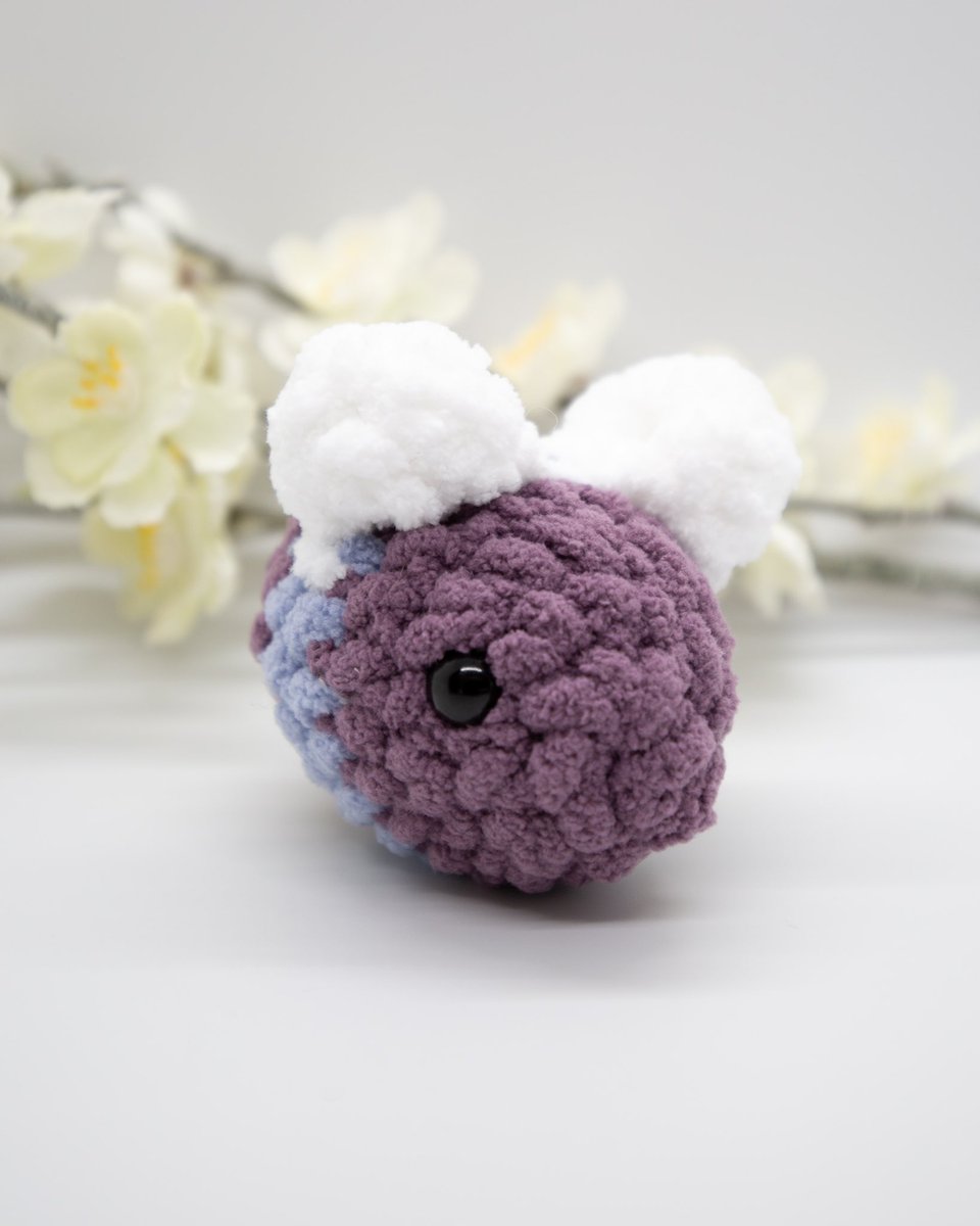 jascrochets's tweet image. Bee’s are still buzzing about in my shop 🐝💐 Get yours today!! I have both regular bee’s that are unscented, and the most lovely scented lavender bee’s! ☺️