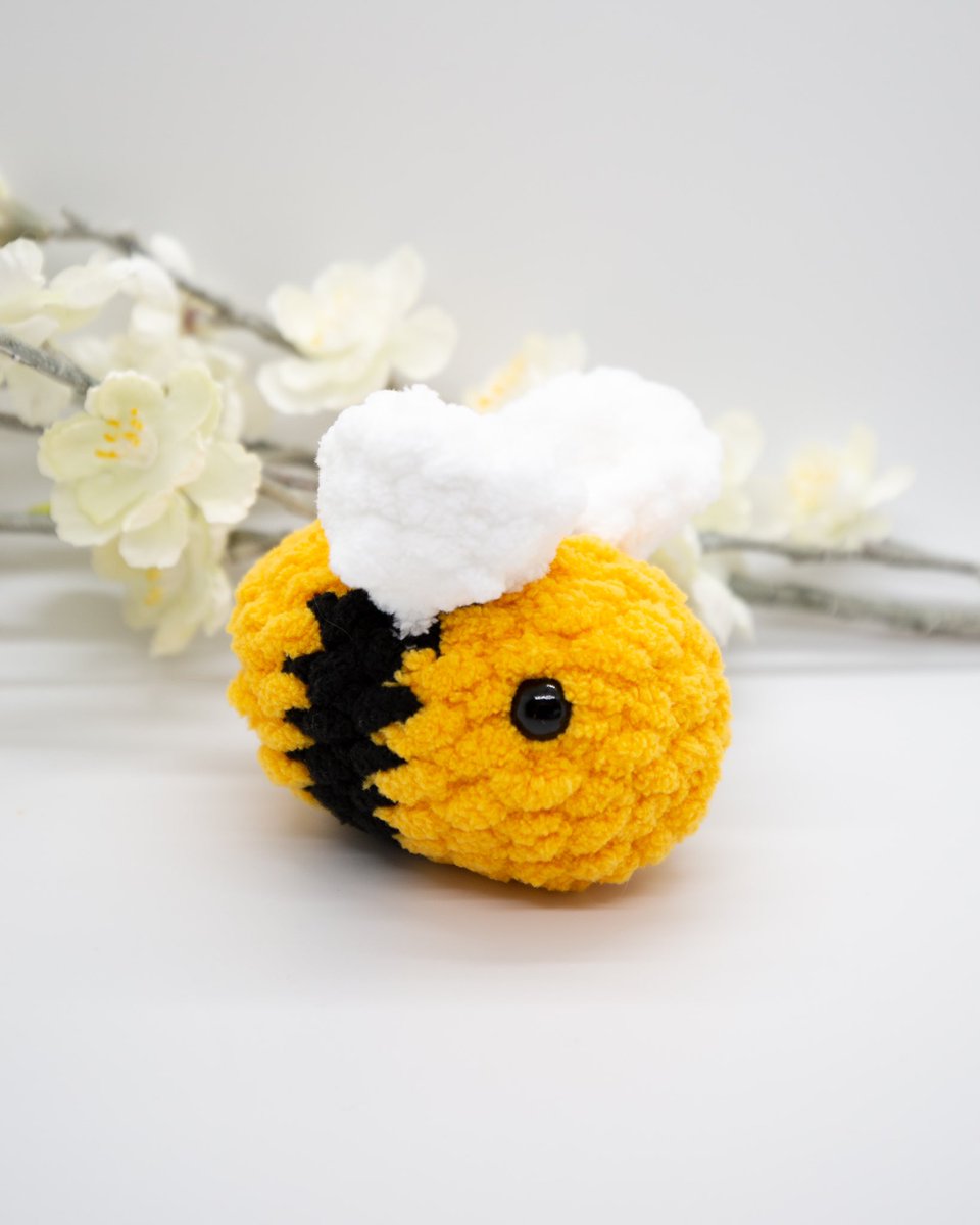 jascrochets's tweet image. Bee’s are still buzzing about in my shop 🐝💐 Get yours today!! I have both regular bee’s that are unscented, and the most lovely scented lavender bee’s! ☺️