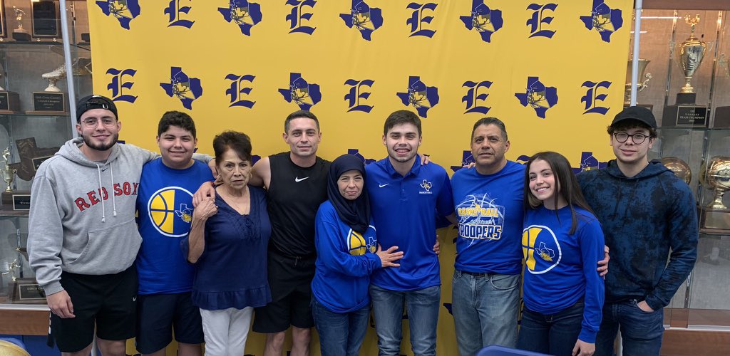 ZaidHer2002's tweet photo. I am Beyond blessed and thankful being able to further my basketball and education at the university of southwest thank you coach voight for giving me the opportunity to play. 📝🐴@EastwoodBasket1 @SunCityPrep @Coach_Celaya @Petermorales78 @USW_MBB @USWAthletics https://t.co/zmttjJDsSV