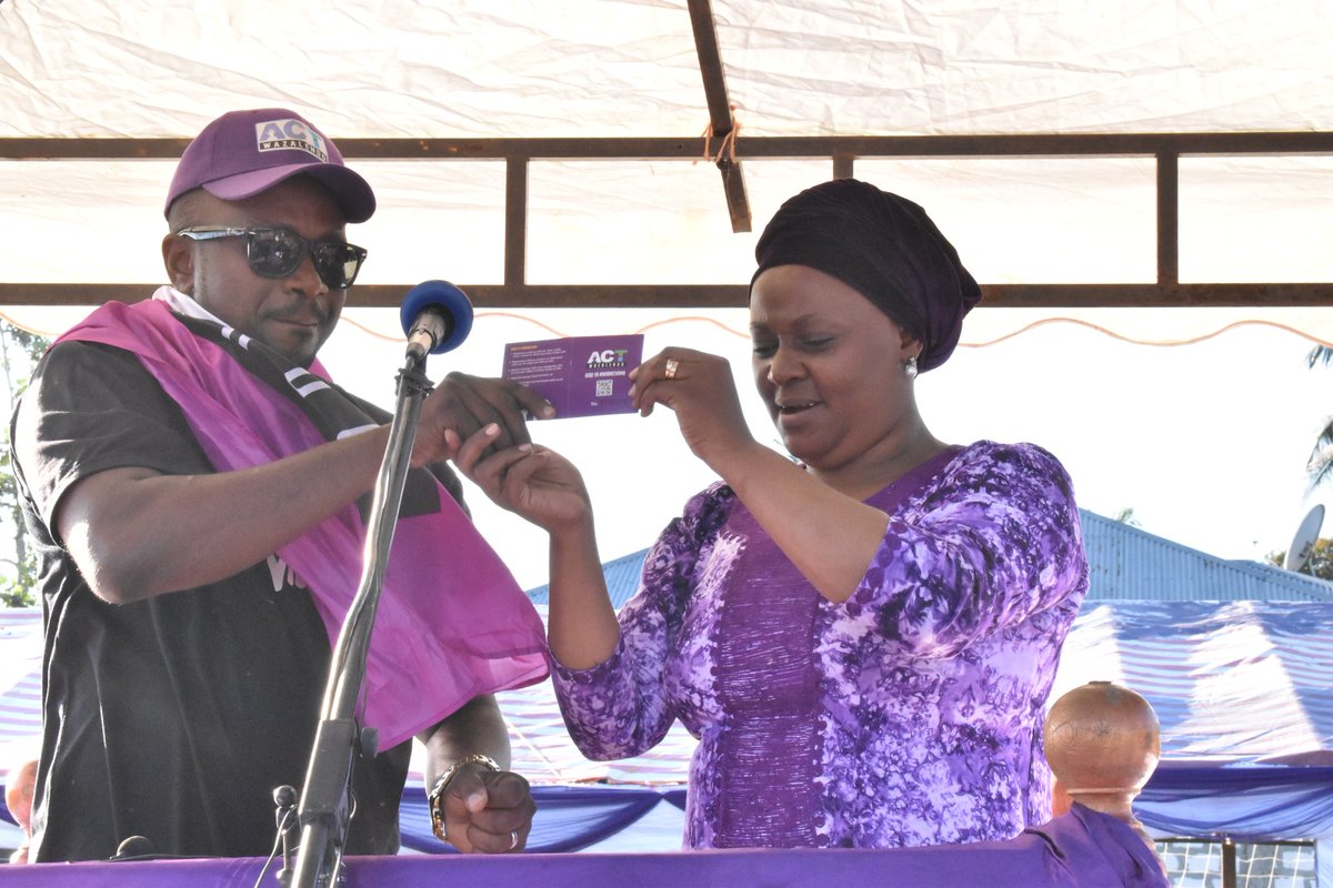UgaMedia's tweet photo. #UGATVUPDATES: Kaimu Mwenyekiti @ACTwazalendo
Dorothy Semu akikabidhi Kadi ya uanachama kwa Shafi Moh'd Shafi aliyejiuunga na chama hicho wakati wa uzinduzi wa kampeni za ubunge jimbo la Konde. Kabla ya kujiunga na chama hicho alikuwa Katibu @ChademaTz mkoa wa kaskazini Pemba. https://t.co/K2pEQ3BLuL