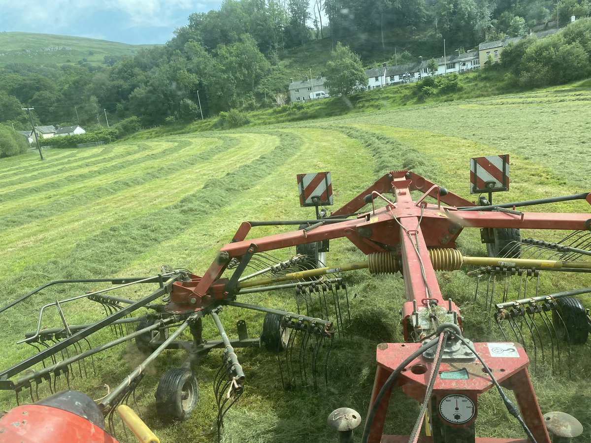 Alwynmorben's tweet photo. What a difference 2 year worth of spraying and cutting rushes did field back to normal and had 1cut of it 👌🏻 it was deffo worth it and time to get more done https://t.co/SLxgf2PB73