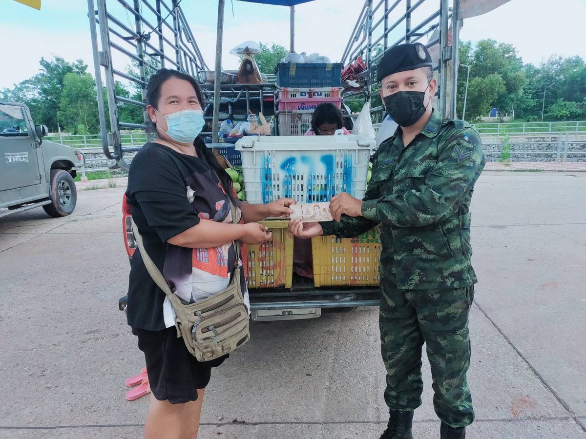 3artilleryregi2's tweet photo. 📢📢โครงการ น้องทหารอิ่มท้อง พี่น้องเกษตรกรอิ่มใจ 🌽🌽

ป.3 โดย ป.3 พัน.13 ลงพื้นที่เข้ารับซื้อผักและผลไม้จากพ่อค้าและแม่ค้า ที่ได้รับผลกระทบจากสถานการณ์ COVID-19 เพื่อนำมาประกอบเป็นเมนูอาหารให้กับทหารกองประจำการของหน่วยได้รับประทาน และยังเป็นการช่วยเหลือเกษตรกรให้มีรายได้เพิ่ม https://t.co/CTErjOXFG5